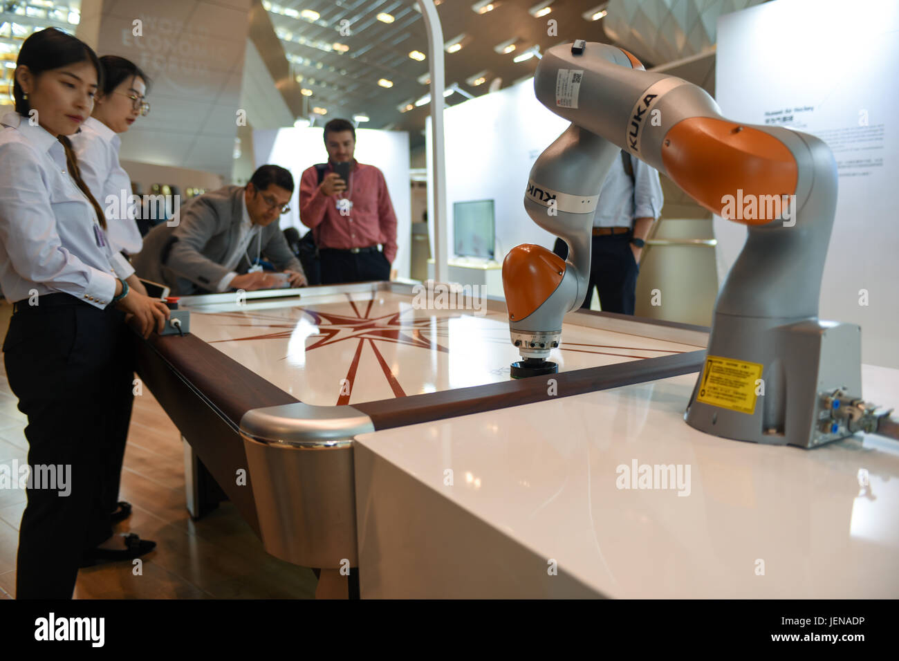 (170627)--DALIAN, 27. Juni 2017 (Xinhua)--Delegierte versuchen das Airhockey Tisch Dalian International Conference Center in Dalian, Nordost-China Liaoning Provinz, 27. Juni 2017. Das jährliche Treffen der neuen Champions-2017, auch bekannt als Sommer Davos begann am Dienstag in Dalian.   (Xinhua/Wang Yiliang) (Zhs) Stockfoto