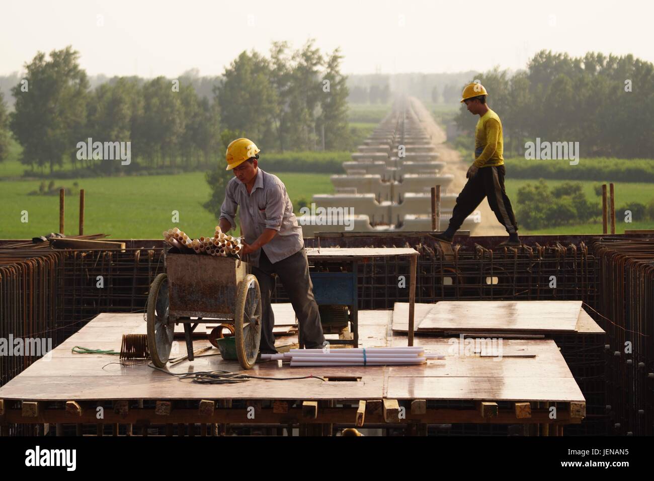 Nanyang. 27. Juni 2017. Arbeitnehmer arbeiten im Nanyang Abschnitt auf der Zhengzhou auch High-Speed Railway in Zentral-China Henan Provinz, 27. Juni 2017. Es hat eine Länge von 818 Kilometer und die Fähigkeit zur Unterstützung einer gestalteten Geschwindigkeit von 350 Kilometern pro Stunde. Bildnachweis: Xing Guangli/Xinhua/Alamy Live-Nachrichten Stockfoto