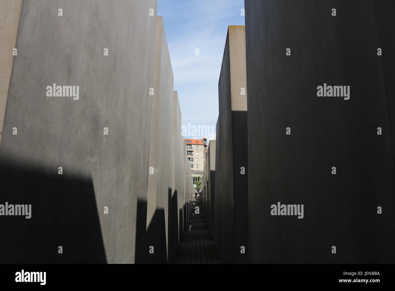 Berlin, Deutschland. 27. Juni 2017. Menschen genießen Sie die Sommersonne am Denkmal für die ermordeten Juden Europas von den Nazis in Berlin eine beliebte Touristenattraktion Credit geworden: Amer Ghazzal/Alamy Live-Nachrichten Stockfoto