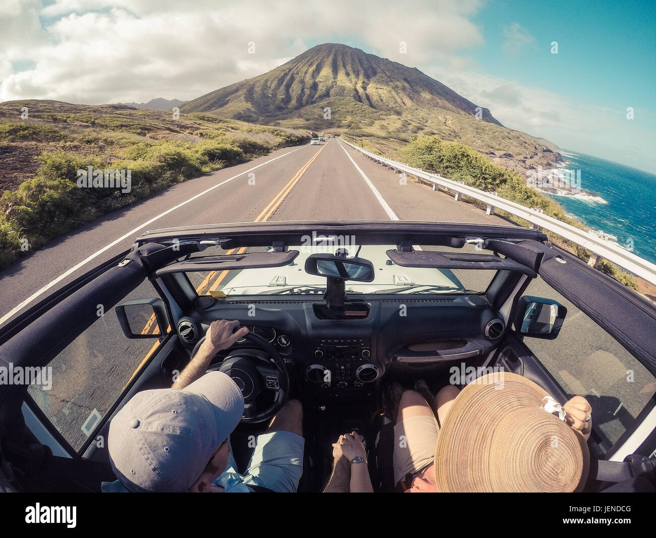 Rückansicht eines Pärchen, das in einem Cabrio fährt, Lahaina, Maui, Hawaii, USA Stockfoto