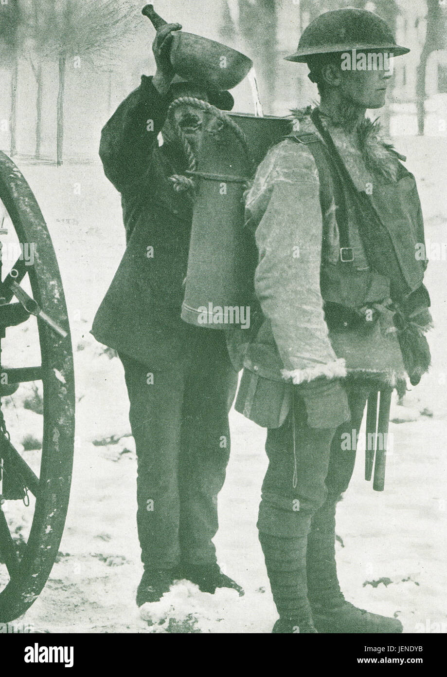 Die heiße Suppe Mann warten während aufgefüllt.  Westfront 1916 Stockfoto