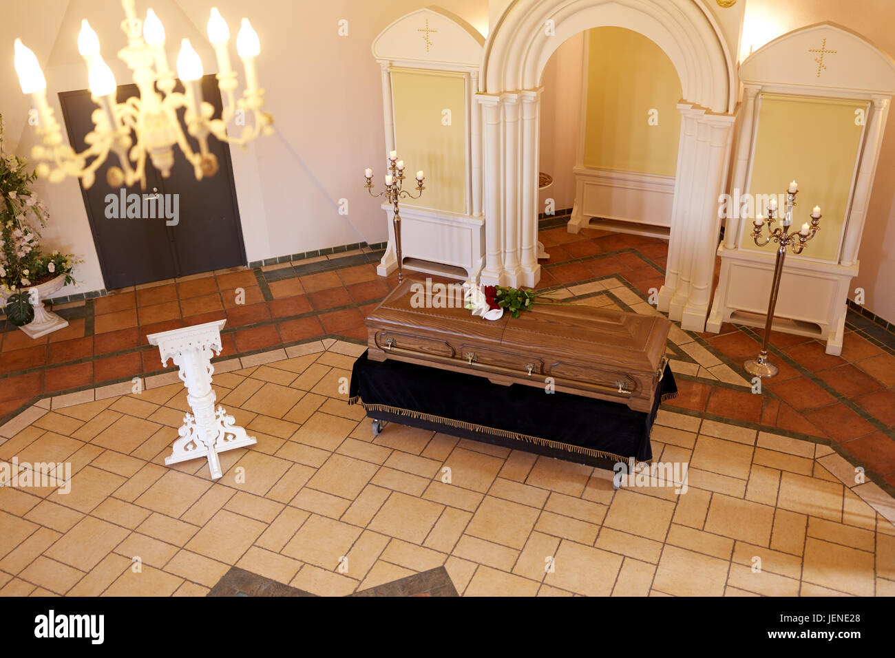 Sarg mit Blumen und stehen bei Beerdigung in der Kirche Stockfoto