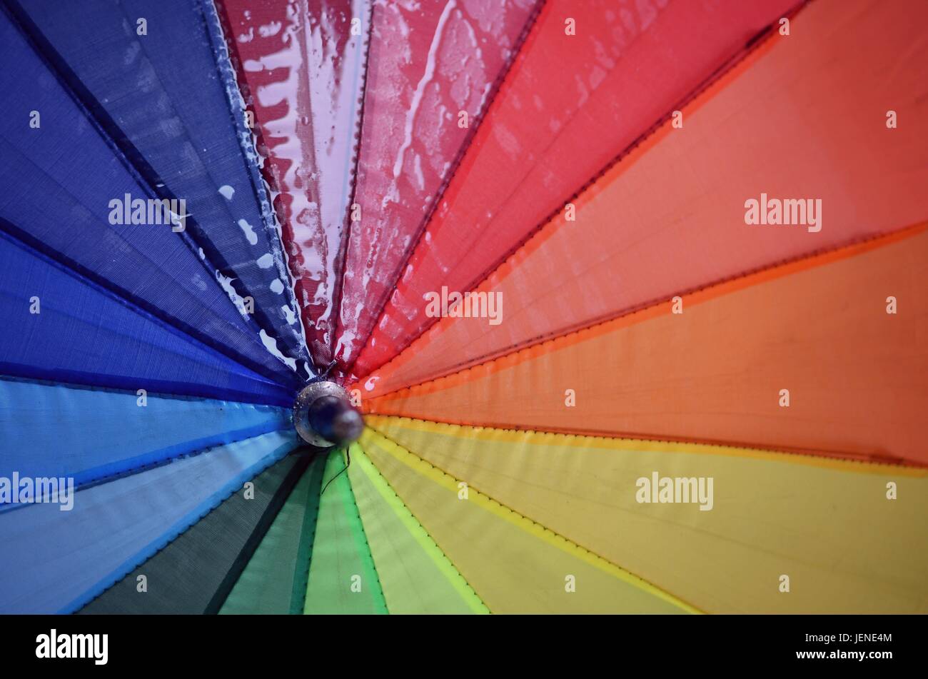 Nahaufnahme eines feuchten mehrfarbigen Regenschirms Stockfoto