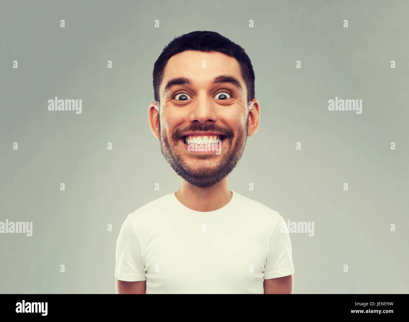 Mann mit lustigem Gesicht über grauen Hintergrund Stockfoto