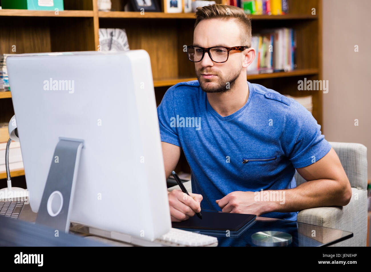 Ernst-Designer mit Tablet Grafik Stockfoto