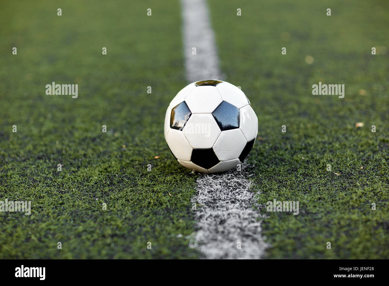 Fußball auf Fußball Feld Markierungslinie Stockfoto