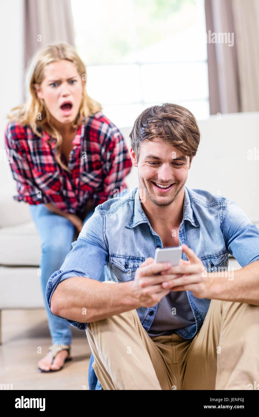 Freundin Freund SMS ausspionieren Stockfoto