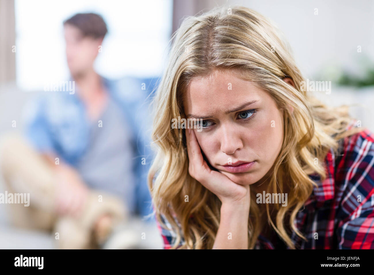 Verärgert schmollend ihr Freund Freundin Stockfoto