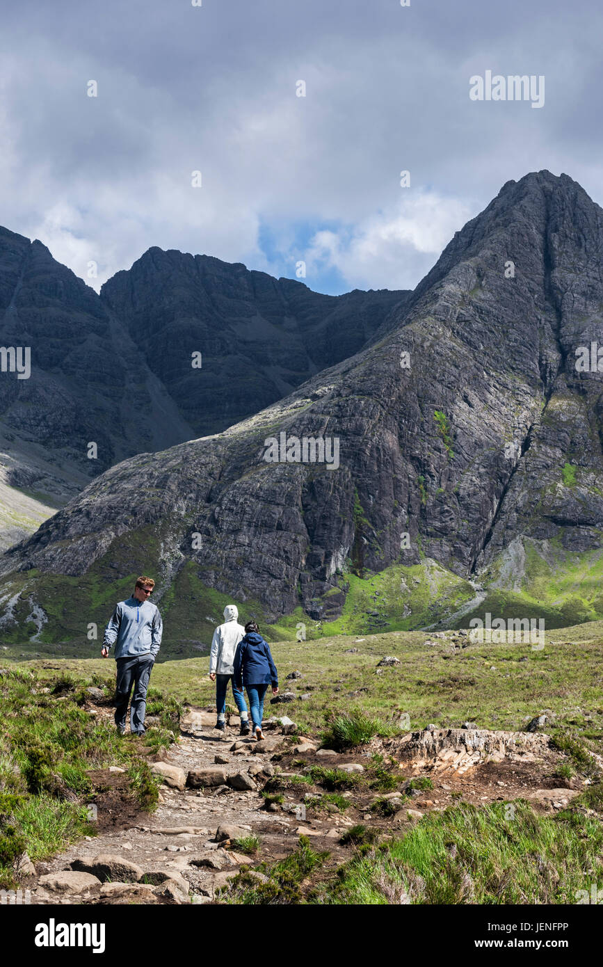 Wanderer nach Weg in Glen Brittle zu dem Berg Black Cuillin auf der Isle Of Skye, Schottisches Hochland, Schottland, UK Stockfoto