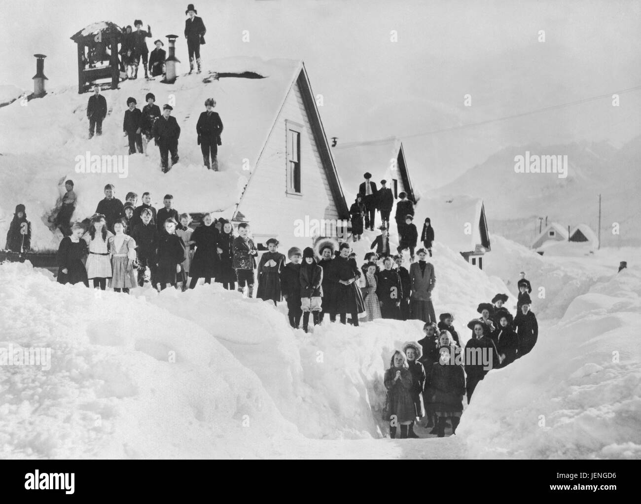 Gruppe von Studenten um schneebedeckte Schulhaus, Valdez, Alaska, 1910 Stockfoto