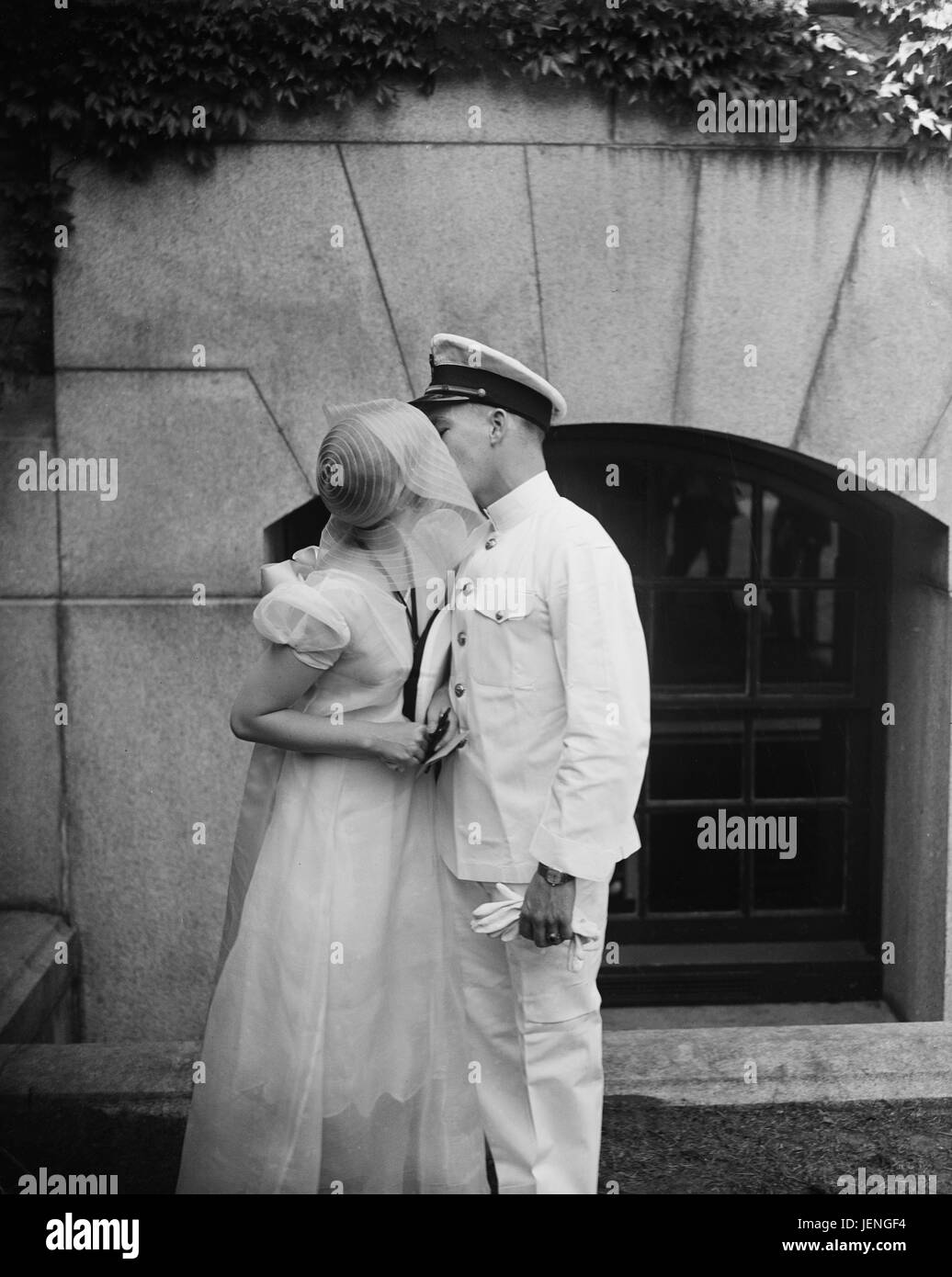 Marine paar küssen, United States Naval Academy, Annapolis, Maryland, USA, Harris & Ewing, kann 1930 Stockfoto