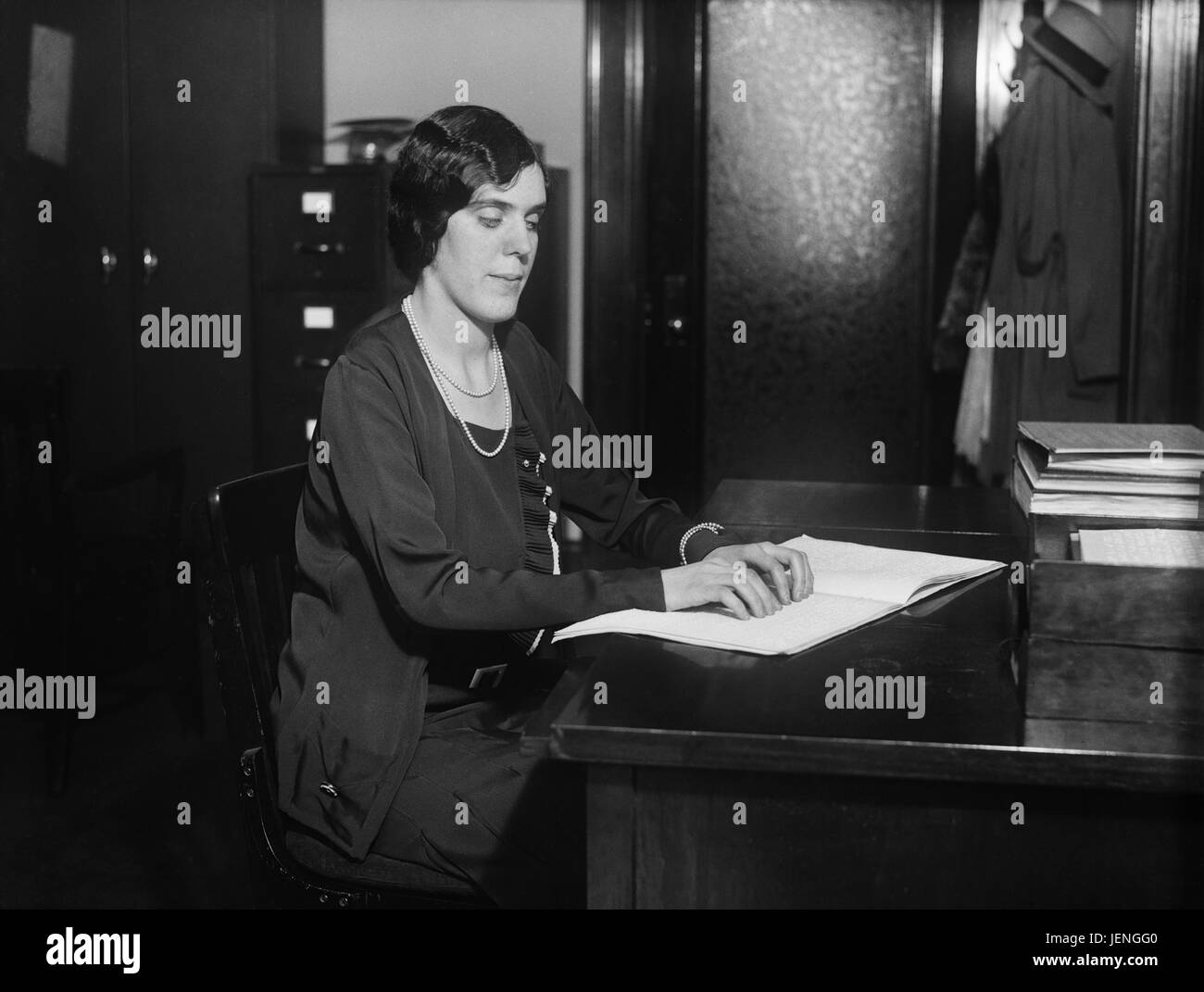 Frau lesen Braille, Harris & Ewing, 1931 Stockfoto