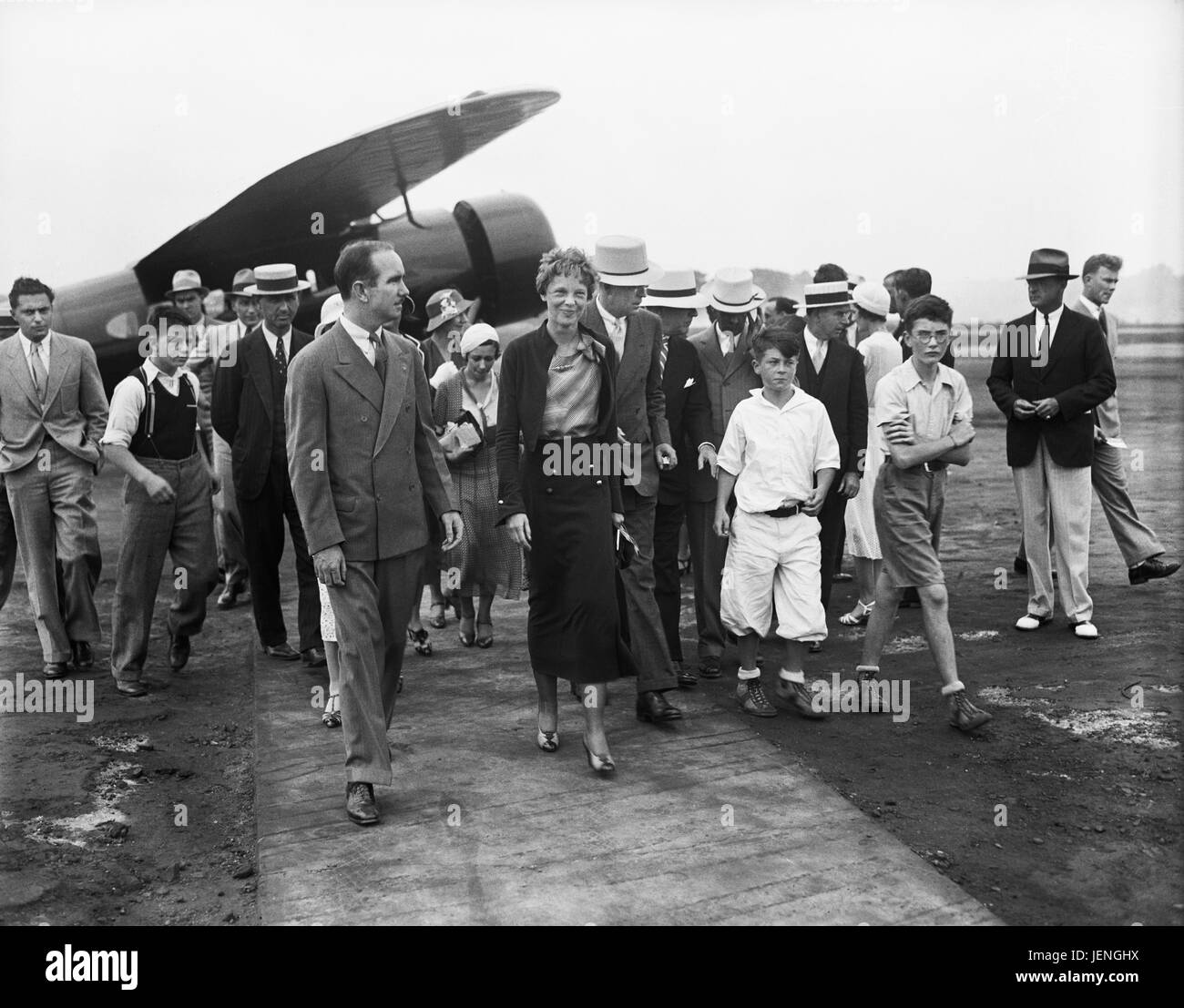 Amelia Earhart mit Gruppe von Menschen in der Nähe von Flugzeug, Harris & Ewing, 1932 Stockfoto