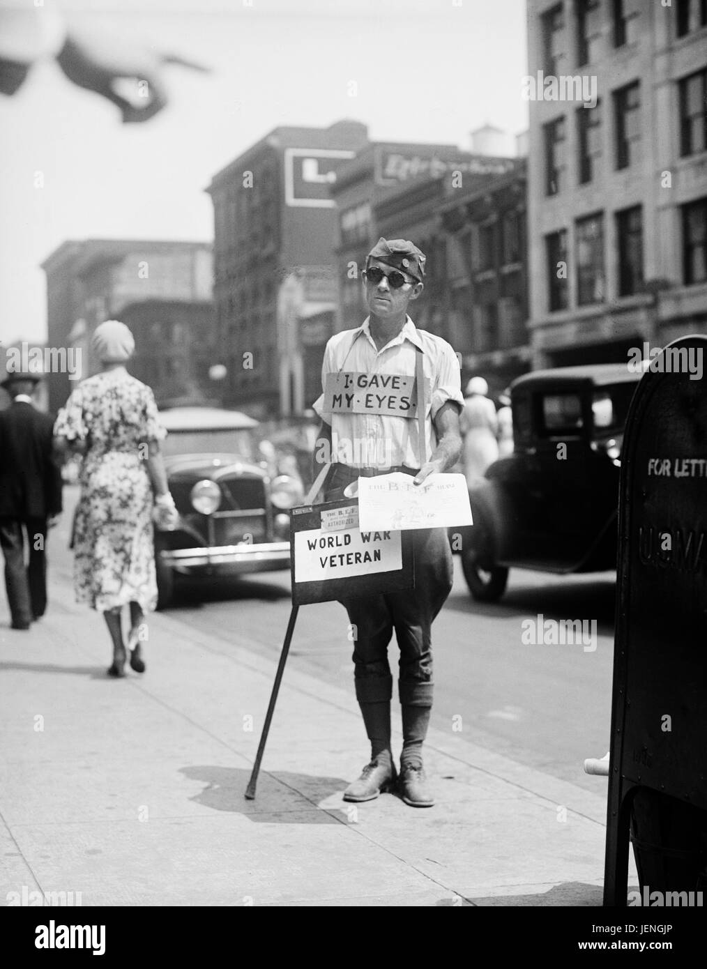 Blinde Weltkrieg Veteran Verkauf von Zeitungen auf Bürgersteig, Washington DC, USA, 1933 Stockfoto