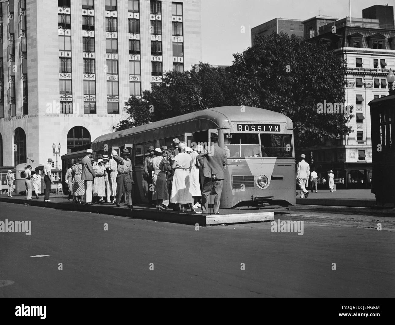 Menschen Boarding Straße Auto, Washington DC, USA, Harris & Ewing, 1935 Stockfoto