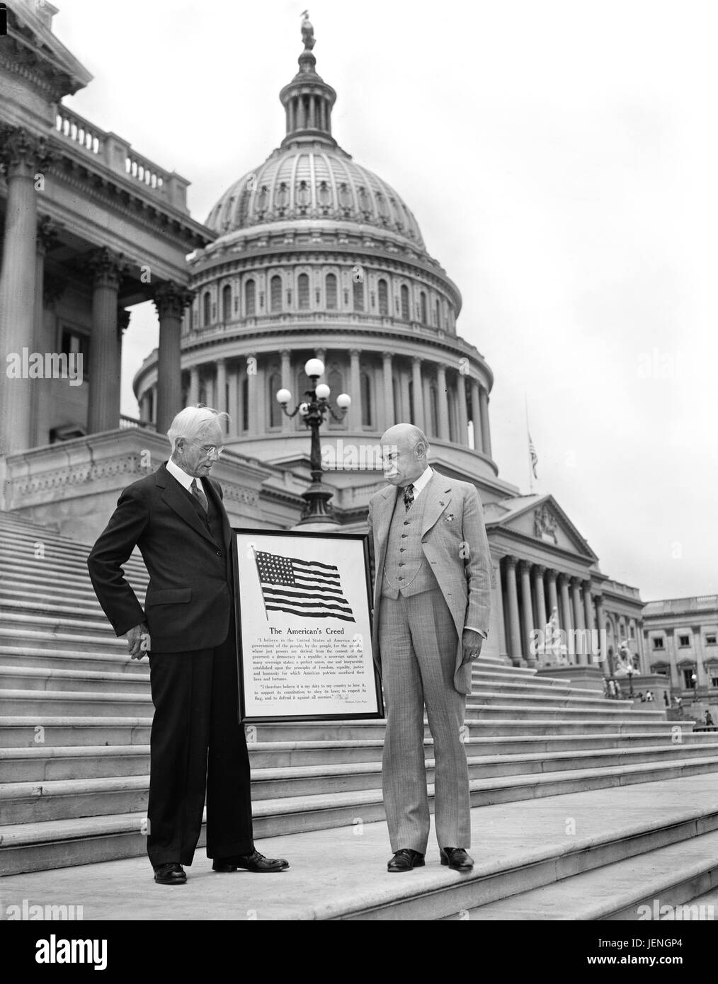 Zwei Männer mit Schild "Des Amerikaners Creed" auf Stufen des USKapitol, Washington, DC, USA
