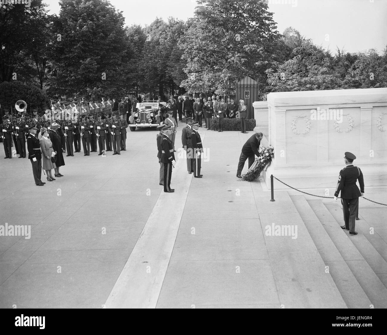 Nicaraguanischen Präsidenten Anastasio Somoza Garcia legt Kranz am Grab des unbekannten Soldaten, Arlington Staatsangehörig-Kirchhof, Arlington, Virginia, USA, Harris & Ewing, 5. Mai 1936 Stockfoto