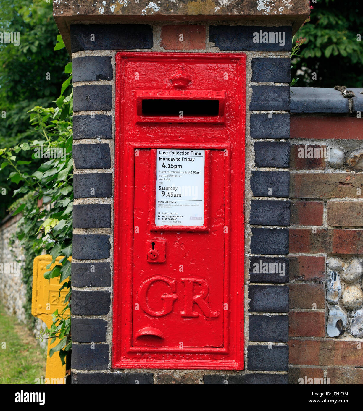 Englisch Red Letter Box GR Royal Cypher, George Vth, Dorf-Briefkasten, Saxlingham, Norfolk, England, UK, Anfang des 20. Jahrhunderts Stockfoto