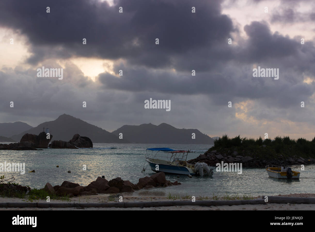 Sonnenuntergang am Hafen von La Dique Insel, Seychellen Stockfoto