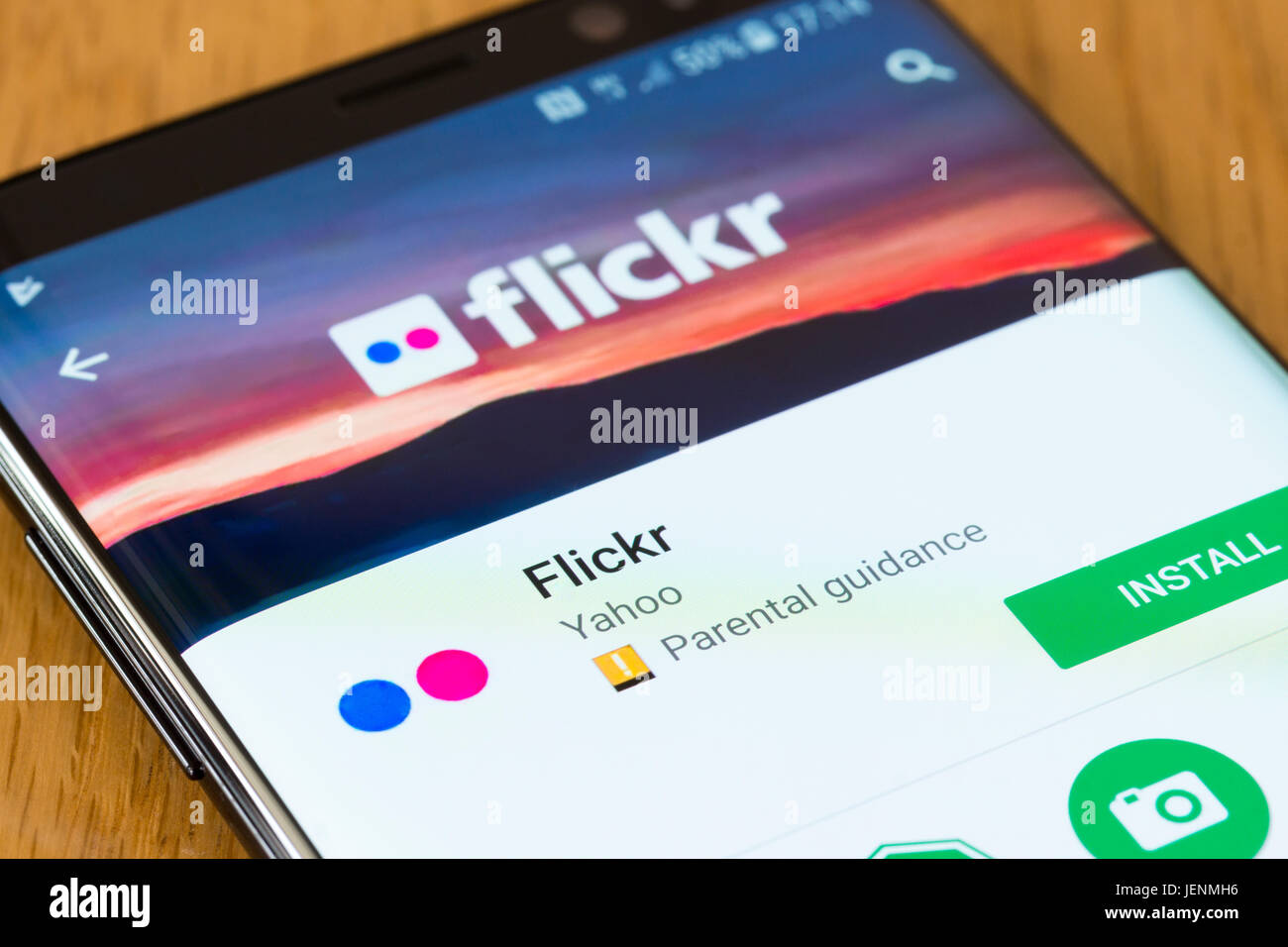 Eine Nahaufnahme auf der Flickr-app installieren Bildschirm auf einem smartphone Stockfoto