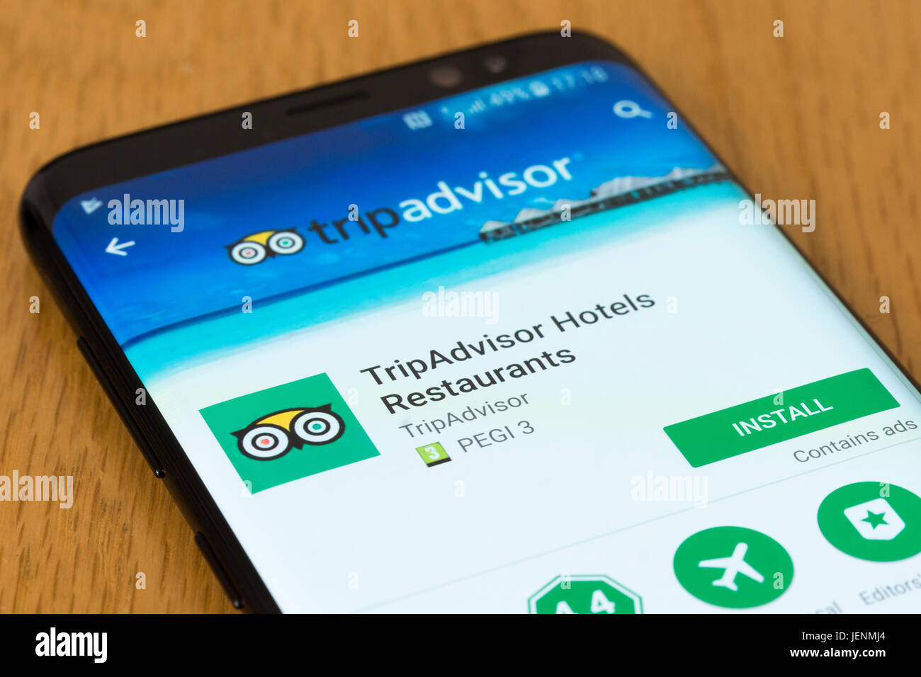 Eine Nahaufnahme auf der TripAdvisor app installieren Bildschirm auf einem smartphone Stockfoto