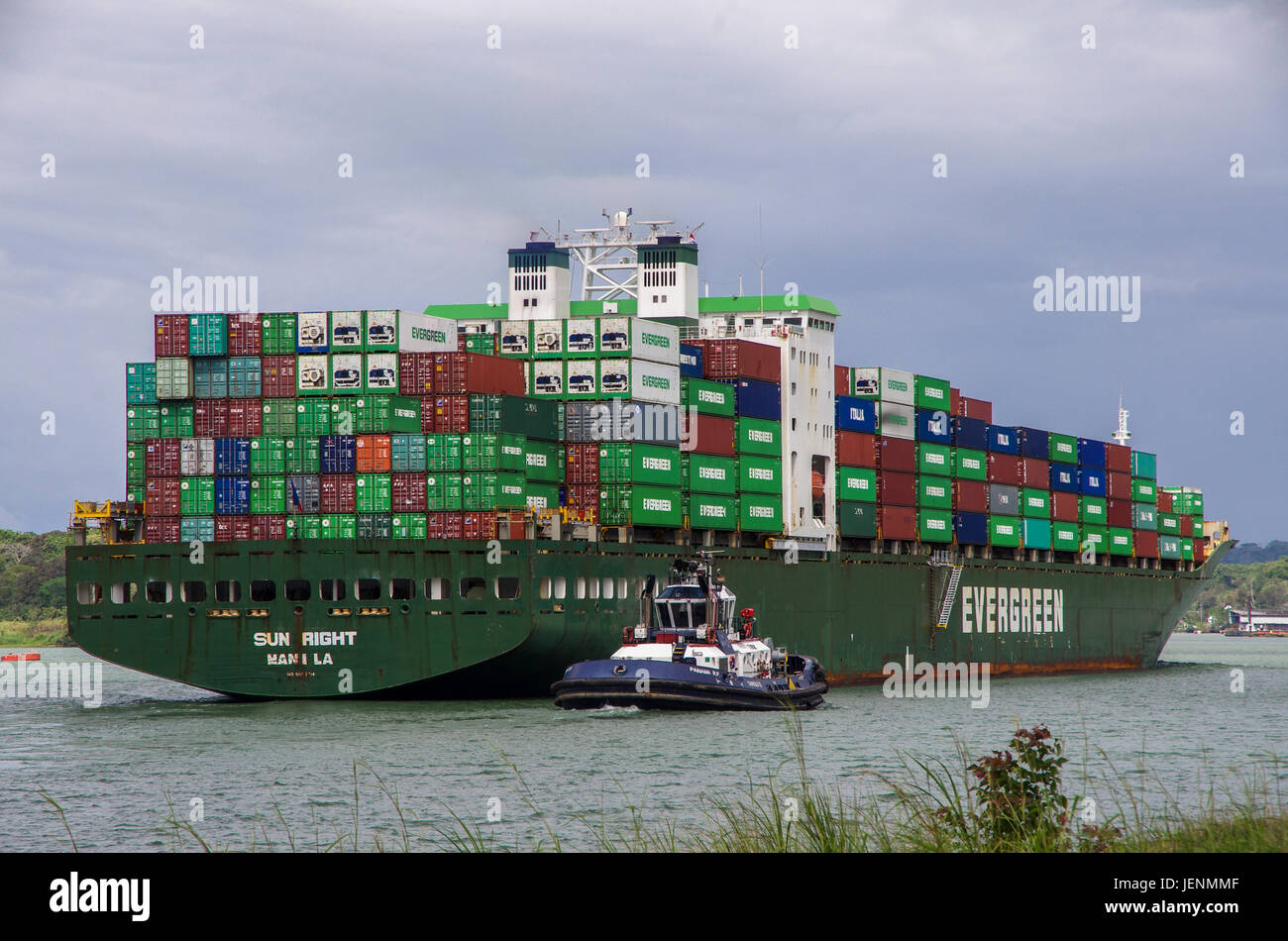 Immer grüne Sonne rechts Container Frachtschiff im Panamakanal Stockfoto