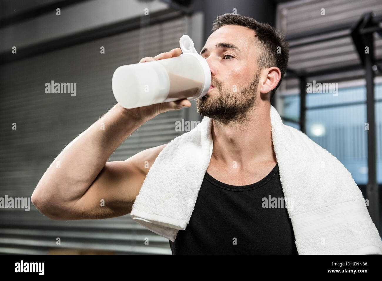 Muskulöser Mann trinken Protein-shake Stockfoto