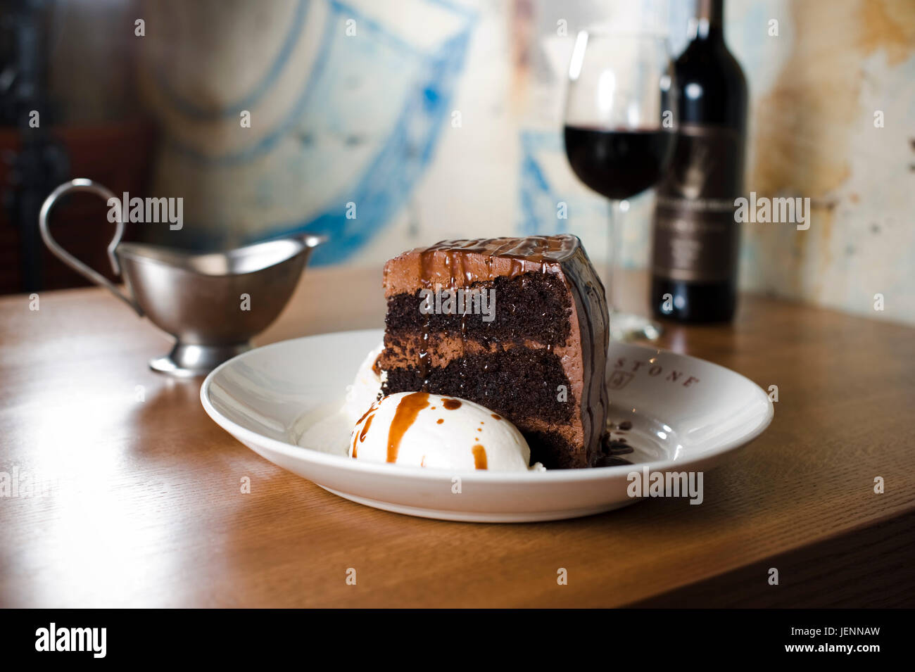 LKM 4579 1,15 Kuchen Jobtage, Redstone American Grill Schokoladenkuchen und Rotwein Stockfoto