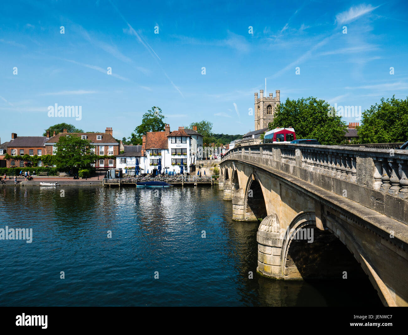 Henley Bridge über die Themse nach Henley-on-Thames, Oxfordshire, England, Großbritannien, GB. Stockfoto