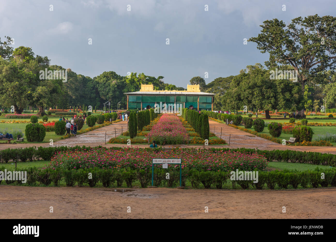 Mysore, Indien - 26. Oktober 2013: Garten und grün und rot Park von Tipu Sultan Sommerpalast, namens Daria Daulat Bagh. Palast auf der Rückseite am Ende der visua Stockfoto