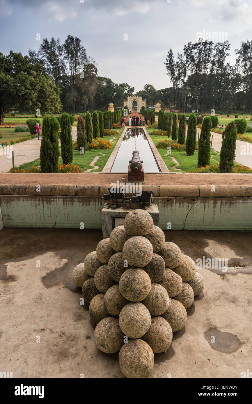 Mysore, Indien - 26. Oktober 2013: Garten und grün und rot Park von Tipu Sultan Sommerpalast, namens Daria Daulat Bagh. Eingangstor zum Park am Ende des v Stockfoto