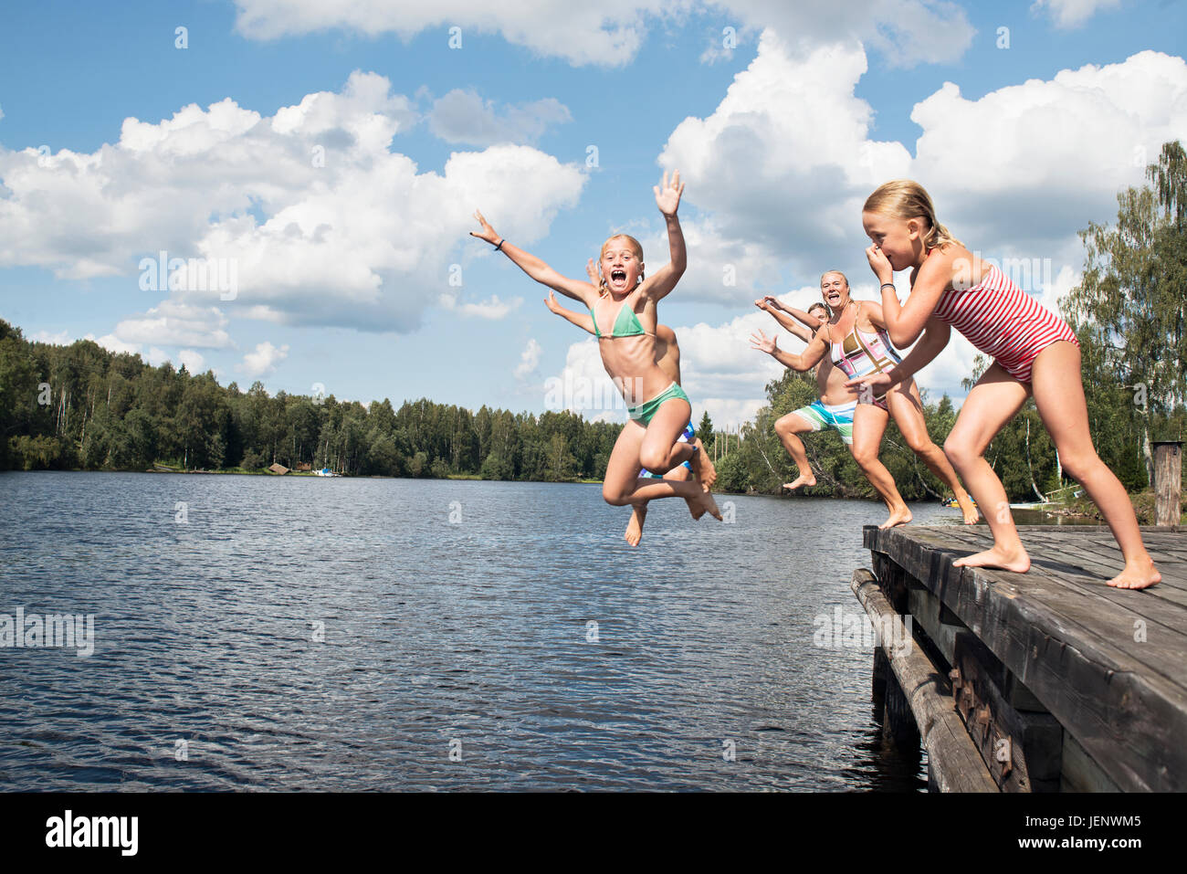 Jungen Und Mädchen Ins Wasser Springen Stockfotografie Alamy