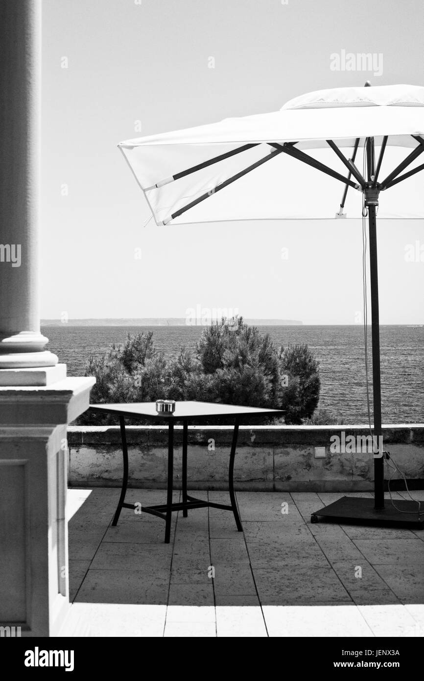 Terrasse mit Blick aufs Meer Stockfoto
