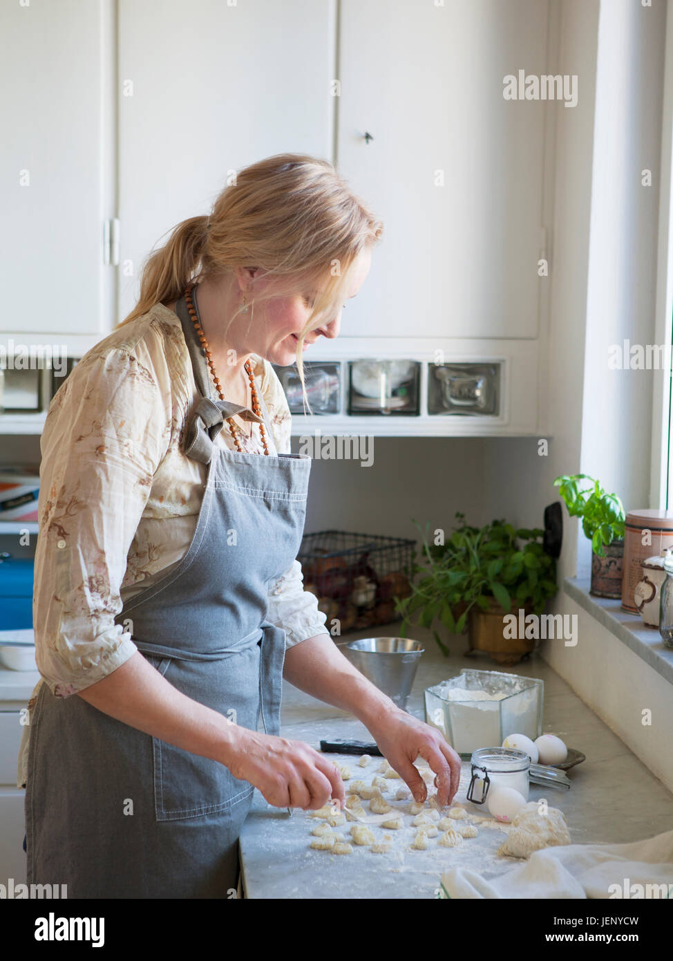 Frau, die Zubereitung von Speisen in der Küche Stockfoto