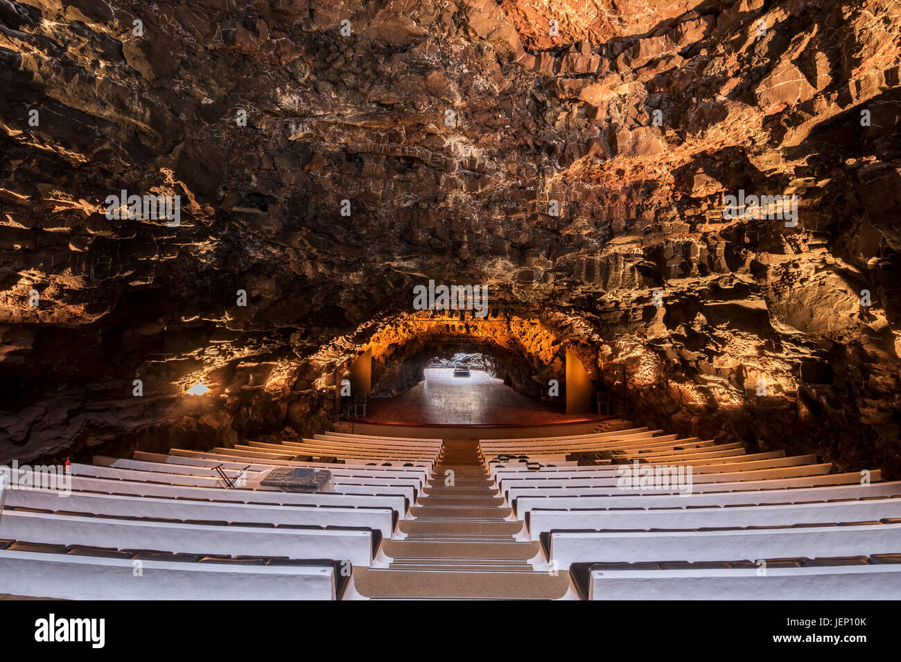 Konzertsaal im Jameos del Agua entwickelt von César Manrique als Touristenattraktion in vulkanischer Lava-Tunnel Stockfoto