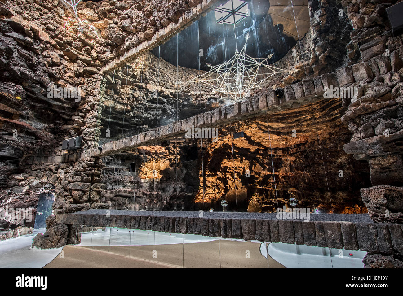 Konzertsaal im Jameos del Agua entwickelt von César Manrique als Touristenattraktion in vulkanischer Lava-Tunnel Stockfoto