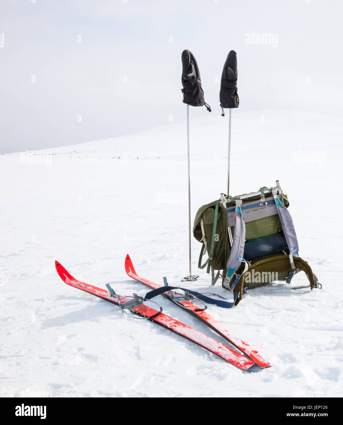 Rucksack und Skiern im Schnee Stockfoto