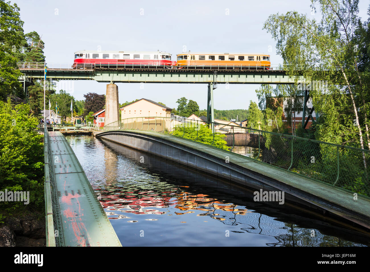 Kanal, Zug auf Brücke Stockfoto