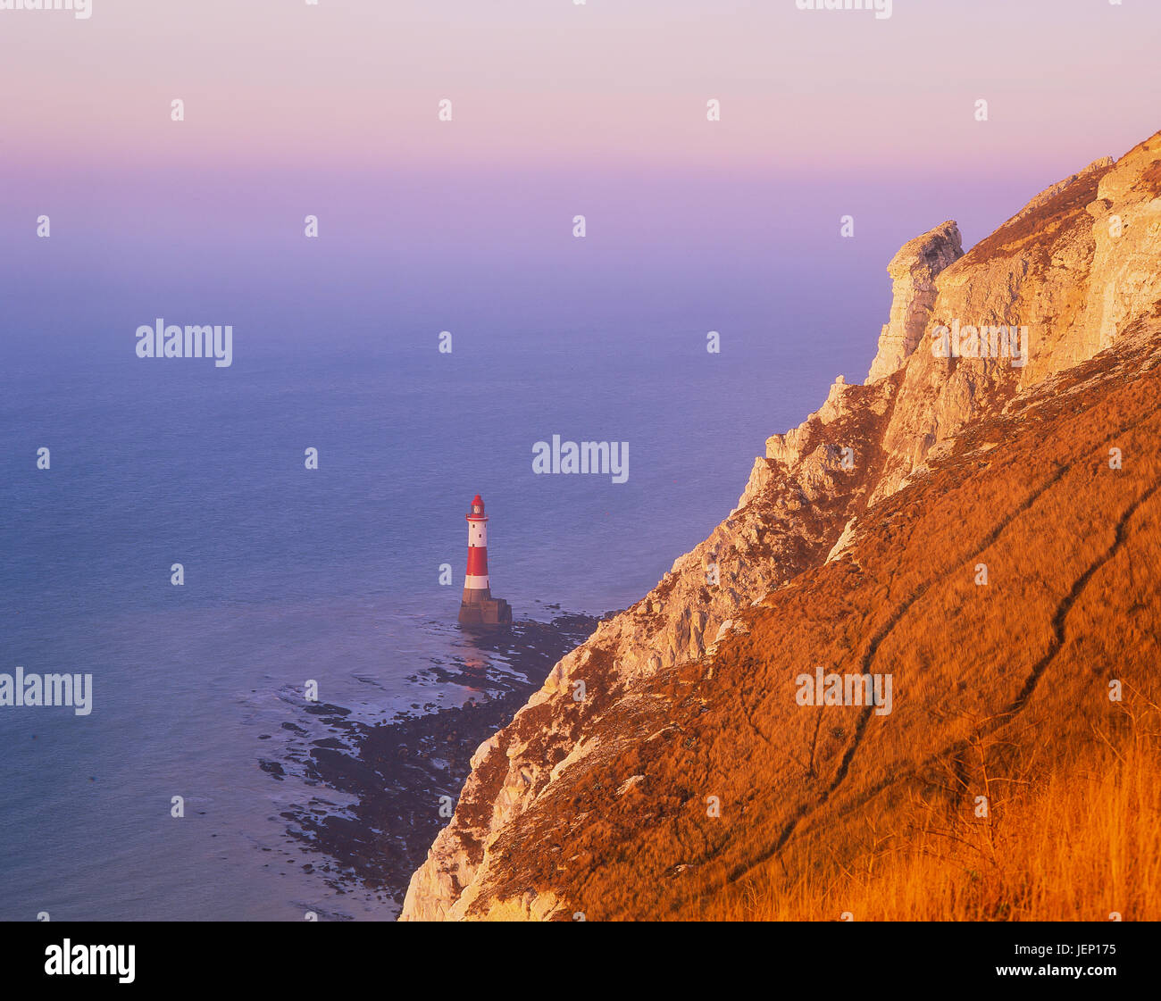 Beachy Head Leuchtturm East Sussex UK angezündet durch ein Herbstmorgen Sunrise, fotografiert mit einer Mamiya Rb67 Filmkamera und Fuji Velvia 50 120 film Stockfoto