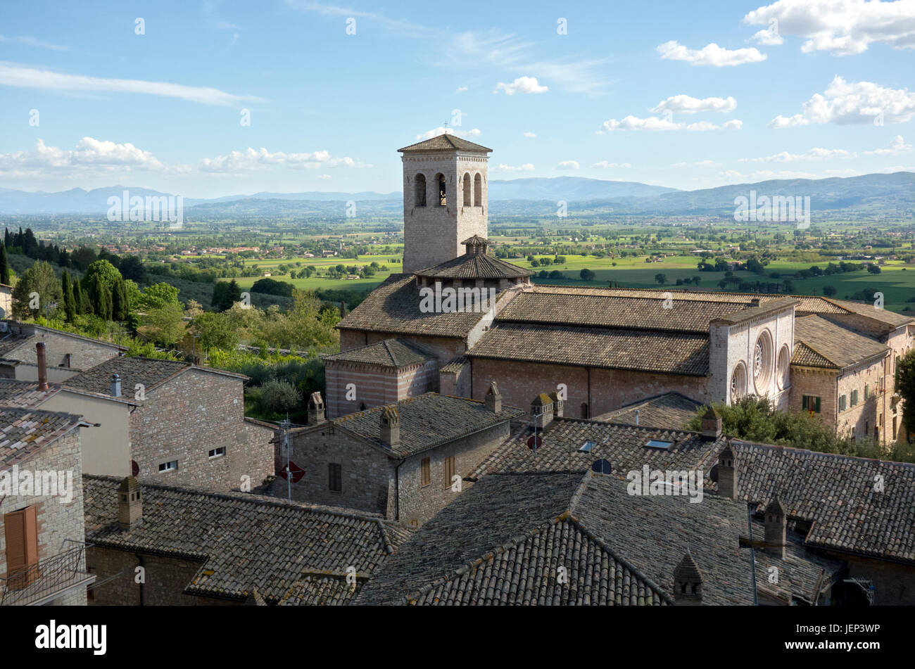 Blick auf den Tiber-Tal von der Festung in Assisi, Italien, Frühjahr 2017. Stockfoto