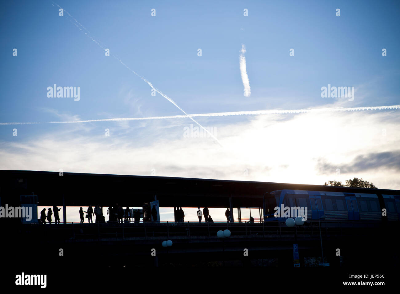Silhouetten von Menschen warten auf dem Zug stat Stockfoto