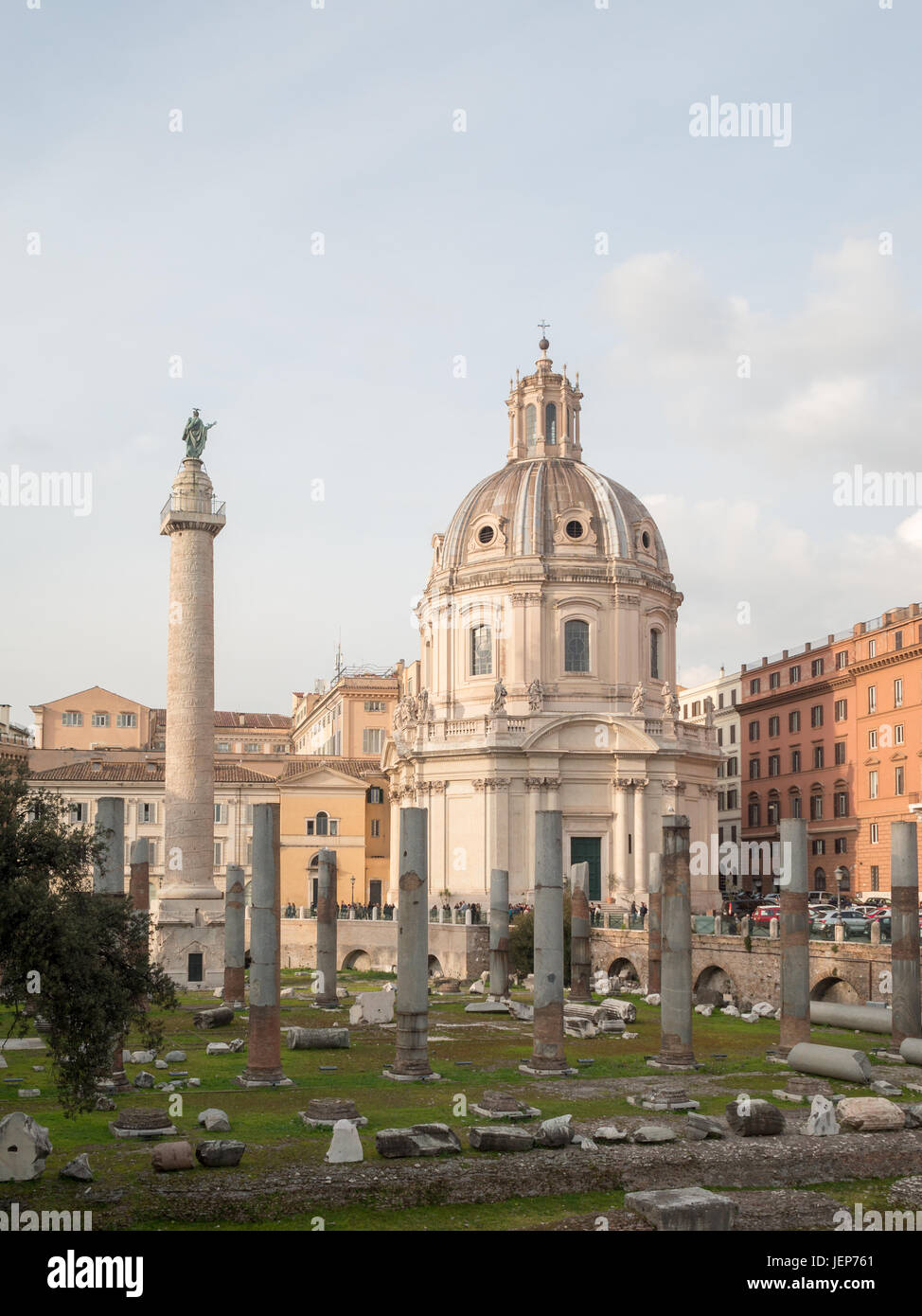 Basilika Ulpia Ruinen, Trajans Säule und Santissimo Nome di Maria Kirche, Rom Stockfoto