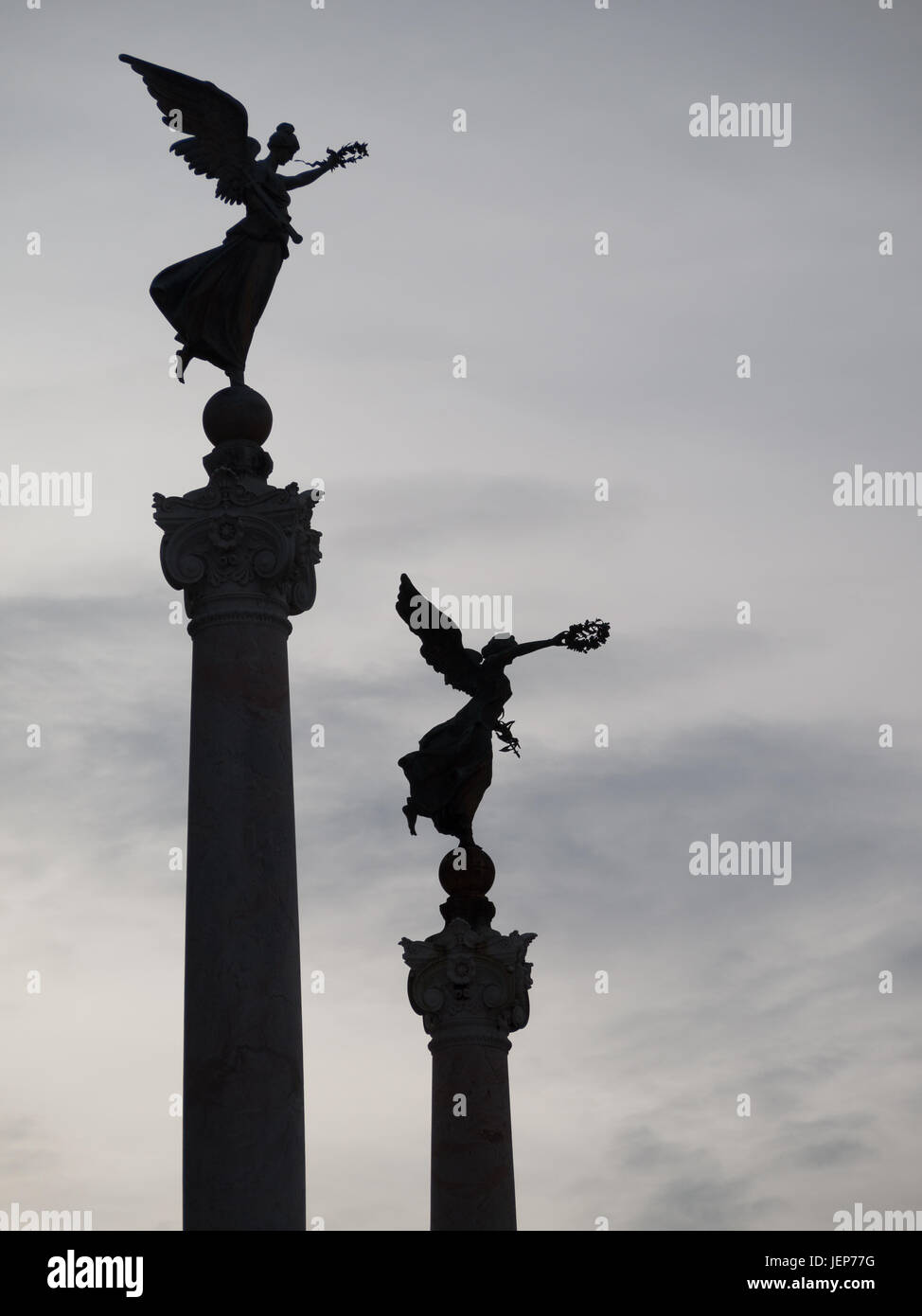 Silhouette der Engel auf der Spitze der Spalten der Altar della Patria Stockfoto