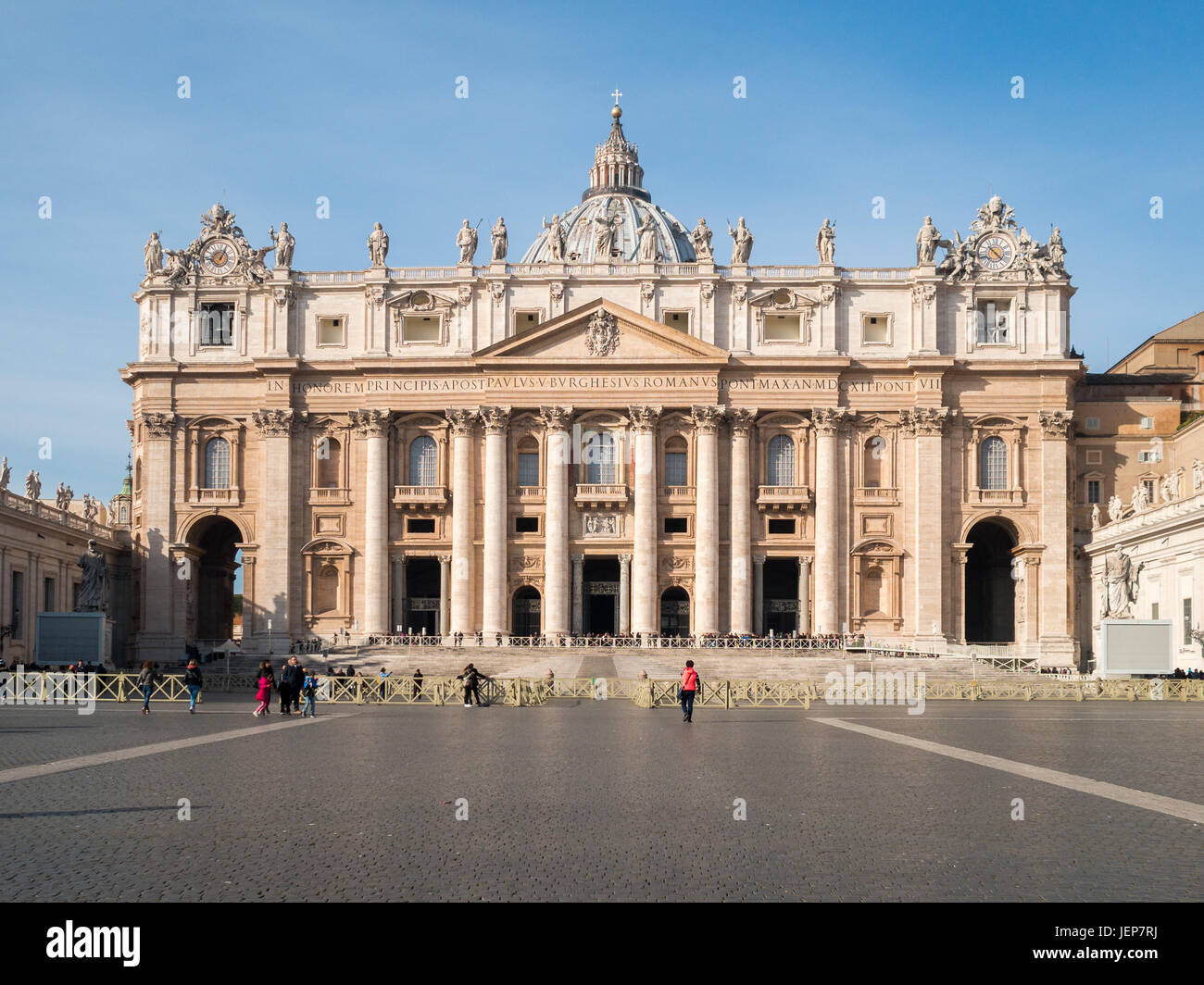 Eine leere St. Peter's Square mit der Basilika am Ende Stockfoto