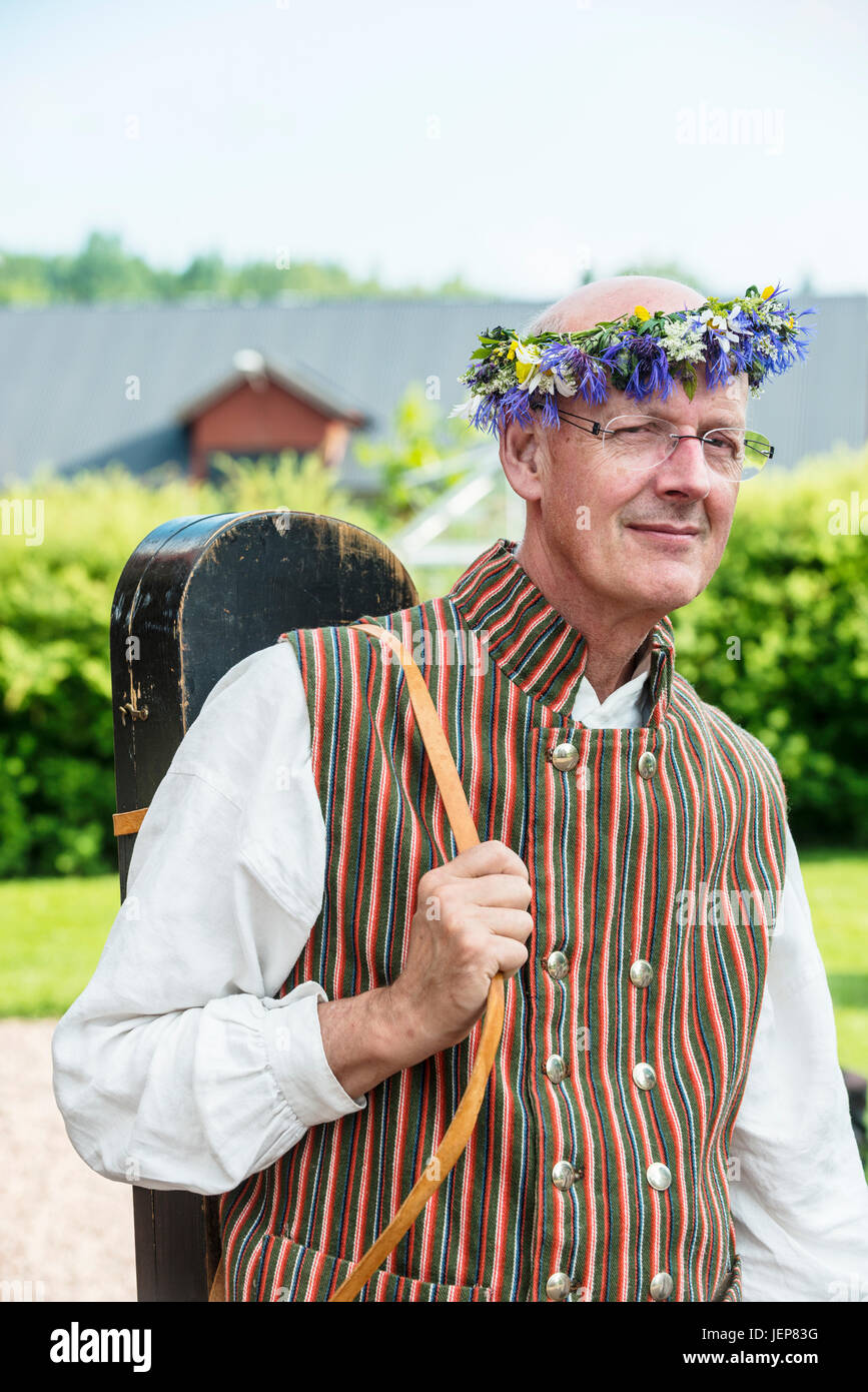 Reifer Mann tragen Blumen Kranz Stockfoto