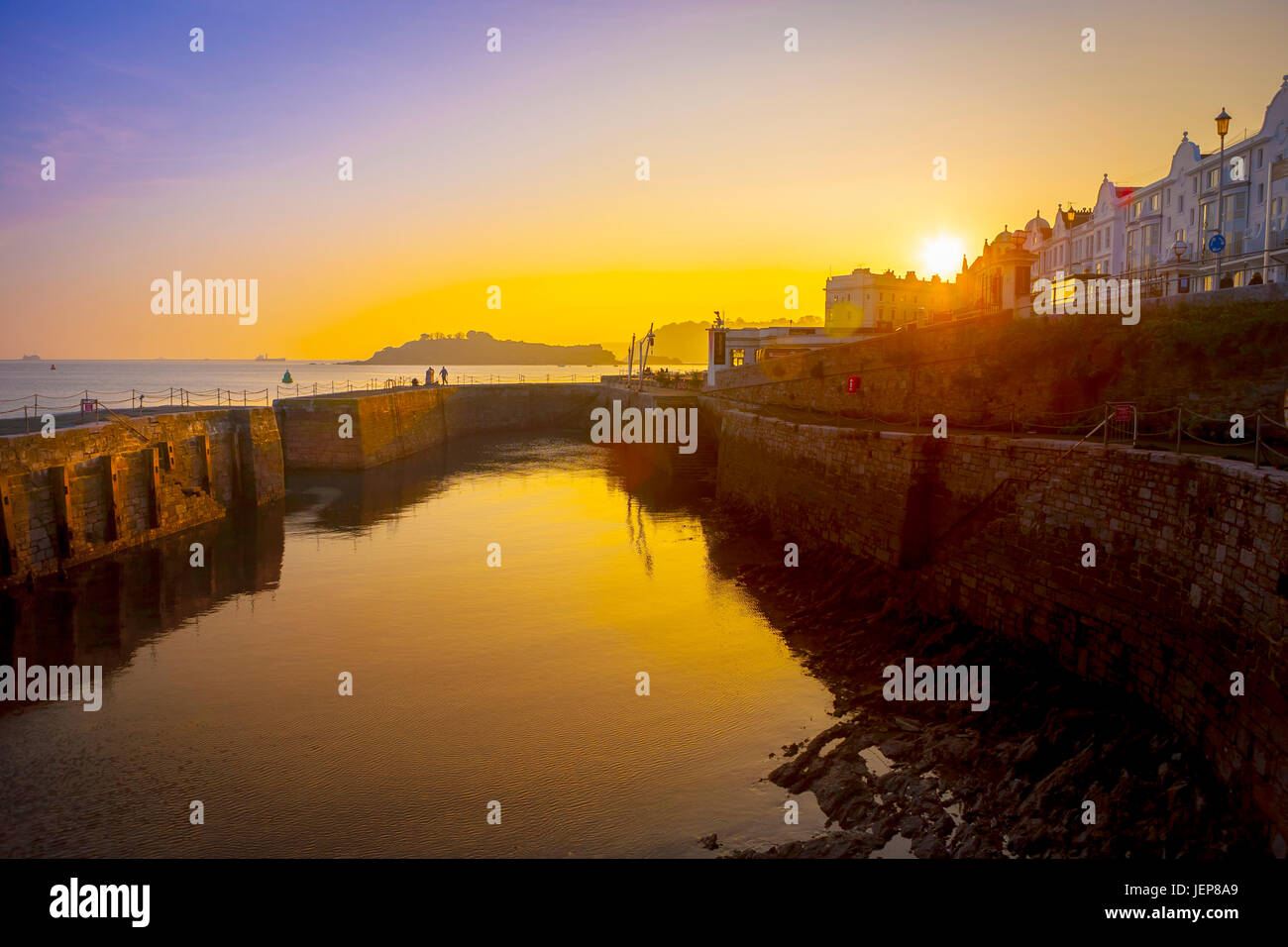 Plymouth Uferpromenade Hafen mit Drakes Insel im Hintergrund, goldenen Sonnenuntergang, Plymouth, Devon, UK, England Stockfoto