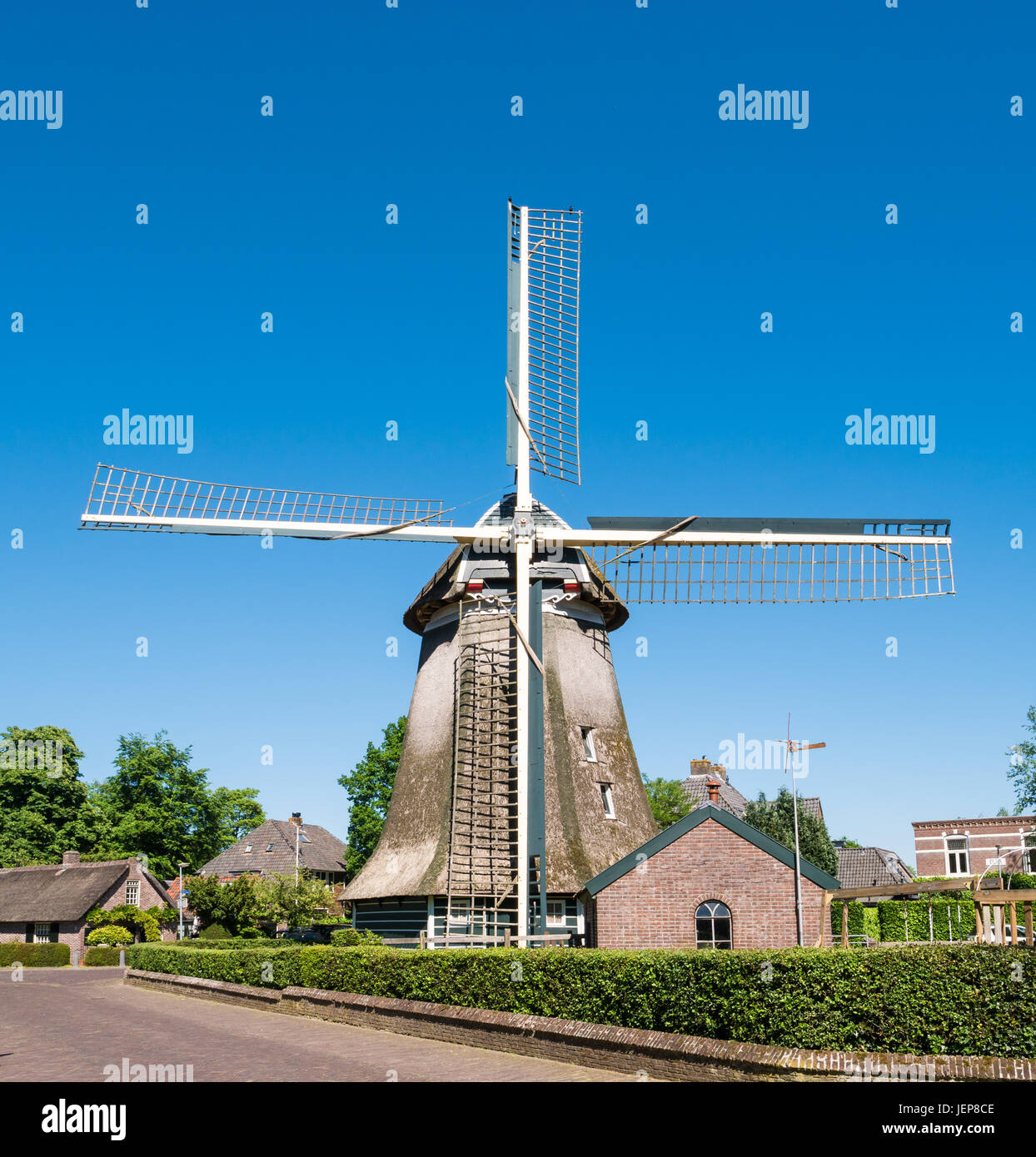 Historische Windmühle in alte Stadt von Laren, Het Gooi, Nordholland, Niederlande Stockfoto