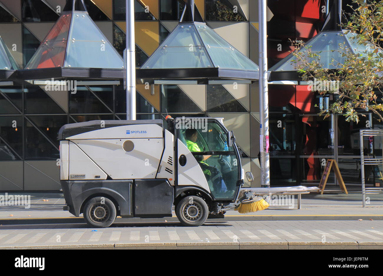 Menschen reinigen Street in der Innenstadt von Melbourne Australien. Stockfoto