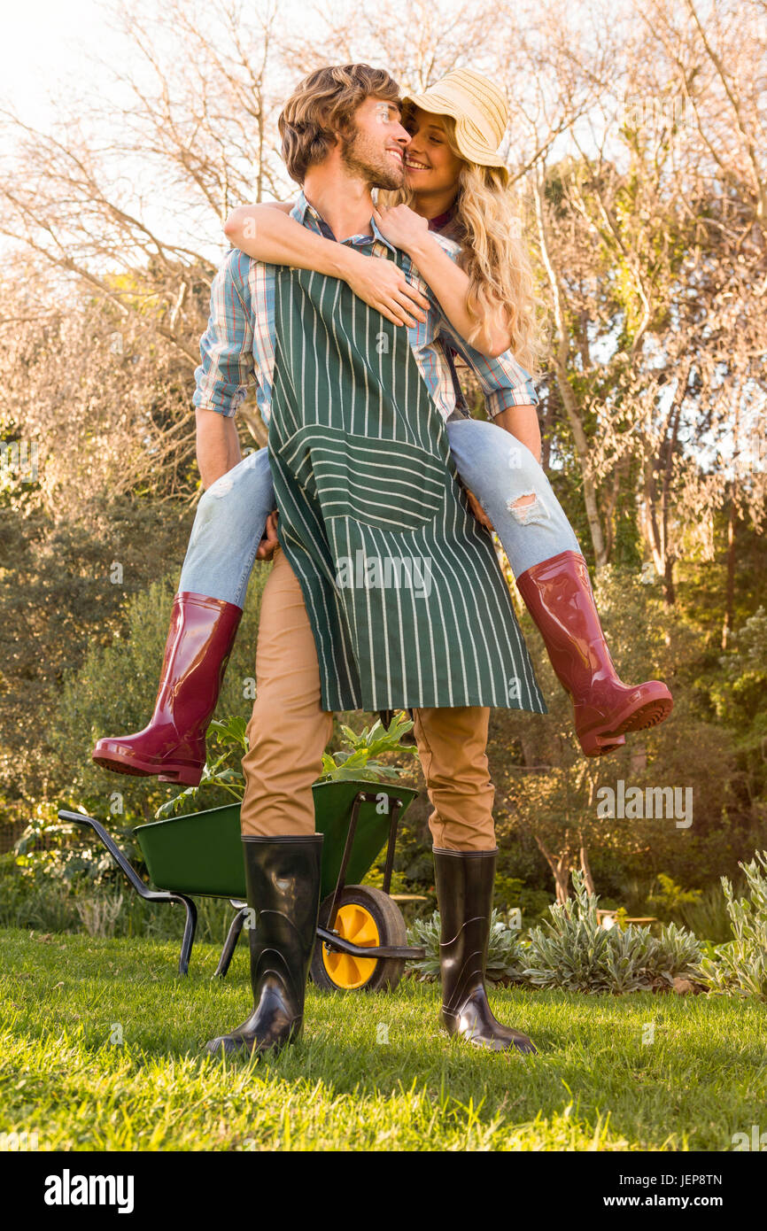 Freund geben Schweinchen zurück zur Freundin Stockfoto
