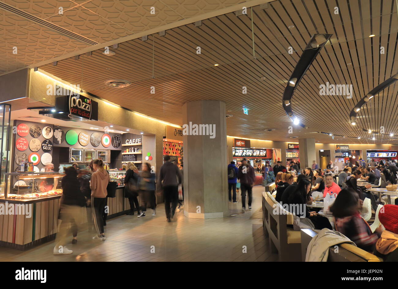 Menschen besuchen Melbourne Central StationFoodCourt in Melbourne Australien Stockfotografie Menschen besuchen Melbourne Central StationFoodCourt in Melbourne Australien Stockfotografie